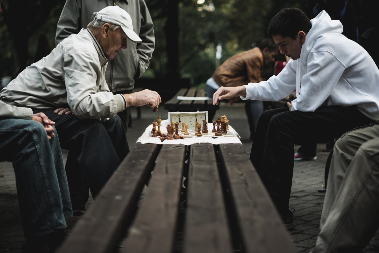 Игры победи своего друга. Игра в шахматы на улице. Шахматисты на улице. Шахматы "игрок". Шахматы люди.