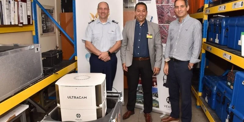 Etienne Araya, fundador de SmartReport, en la entrega de la cámara aerofotogramétrica Eagle Mark 3 a la Fuerza Aérea de Chile