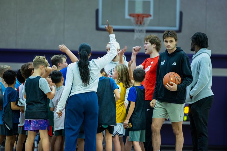 Coach Noah Steingart with a group of Junior Coyotes campers