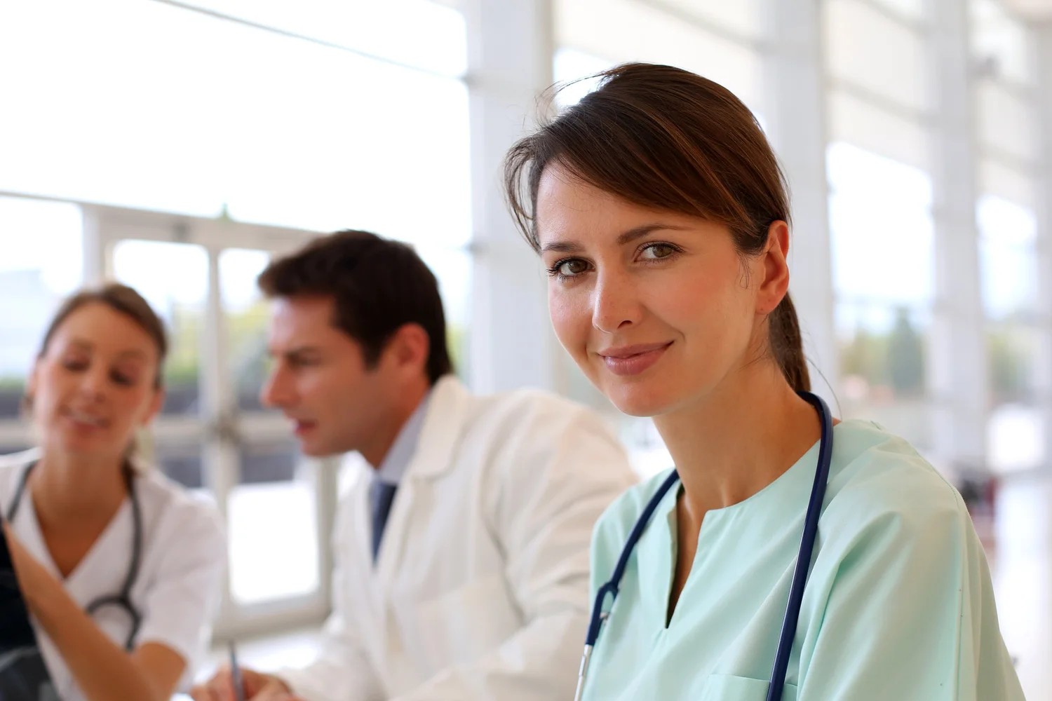 сестринские клиники в америке. беседа с родственниками пациента. доктор в больнице. врач учеба. врач и пациент.