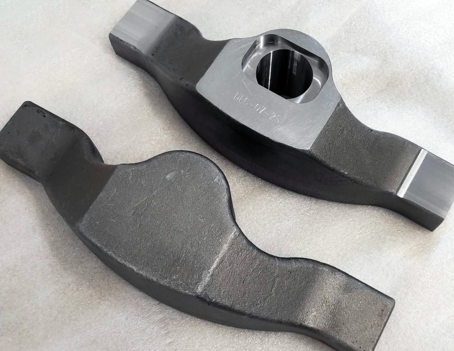 Forged hydraulic cylinder end components in a batch