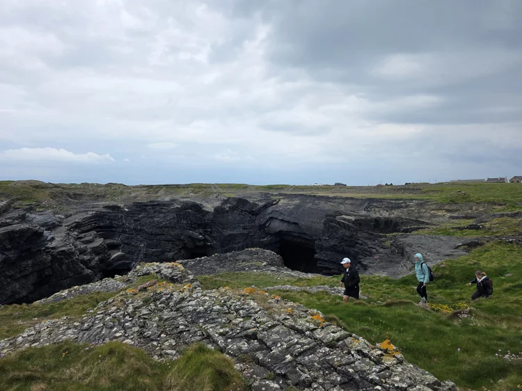 Flagstone cliff landscape with group