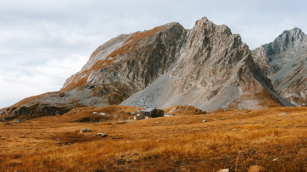 Crête de la Vanoise sous une lumière rase d'octobre.