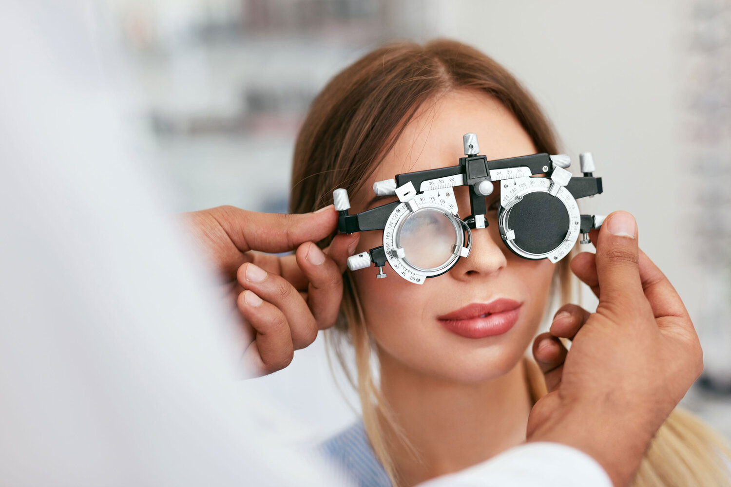 Оптометрист кто это. Очки окулиста. Оптика в очках. Офтальмология зрение очки. Очки для зрения окулист.