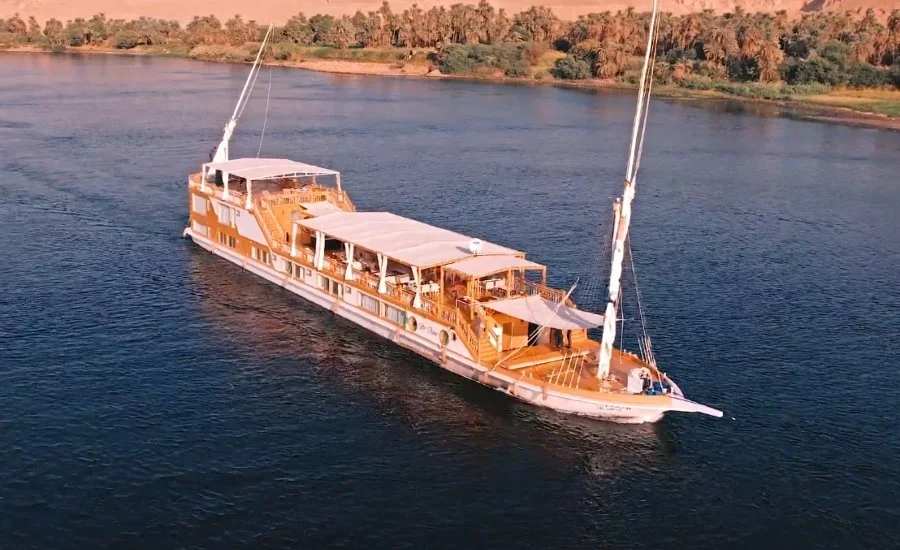 La Rose sailing the Nile