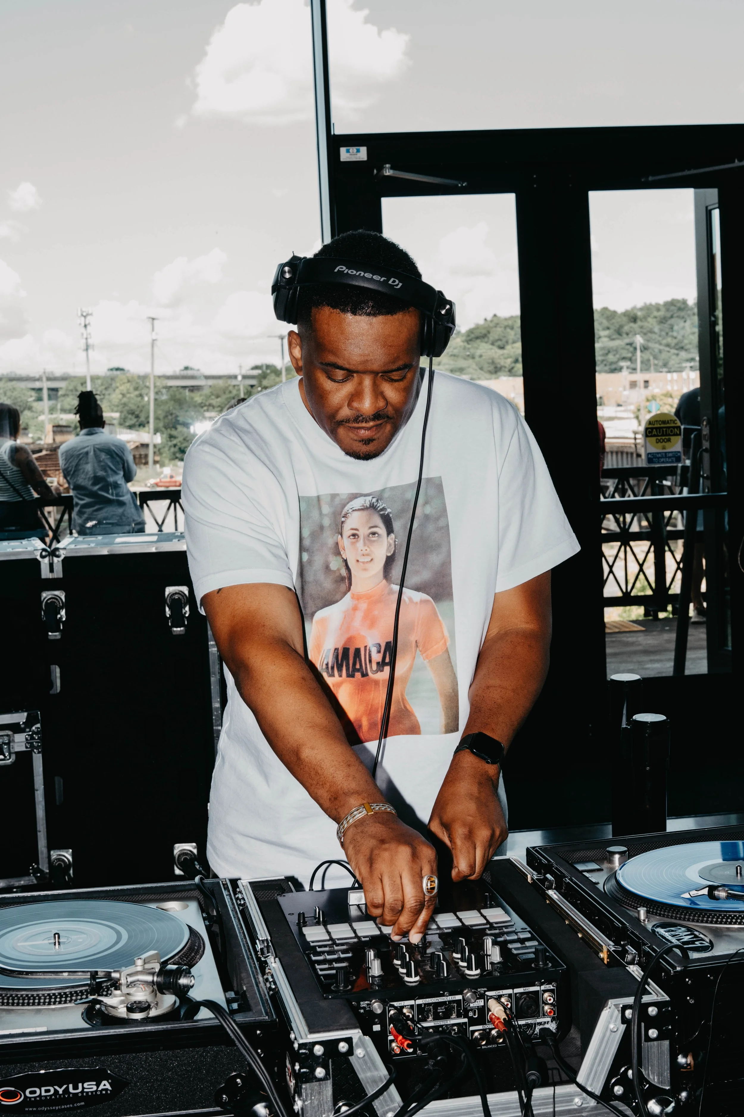 DJ