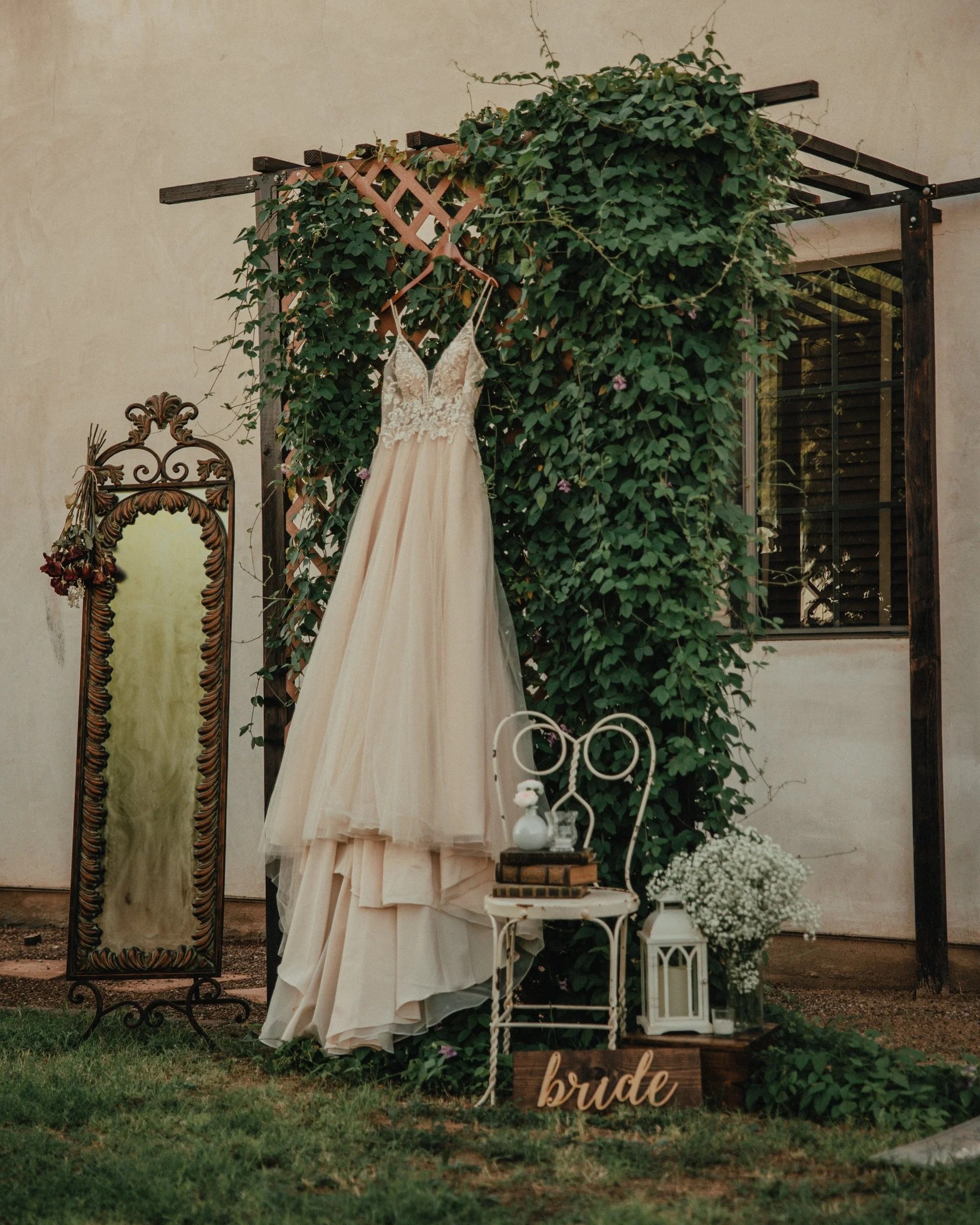 Elegant Tuscan-inspired wedding setting at Villa de la Meza
