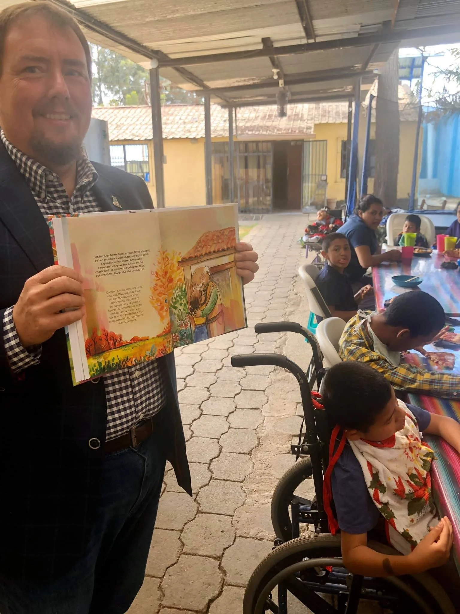 Book sharing at Los Gozosos in Guatemala