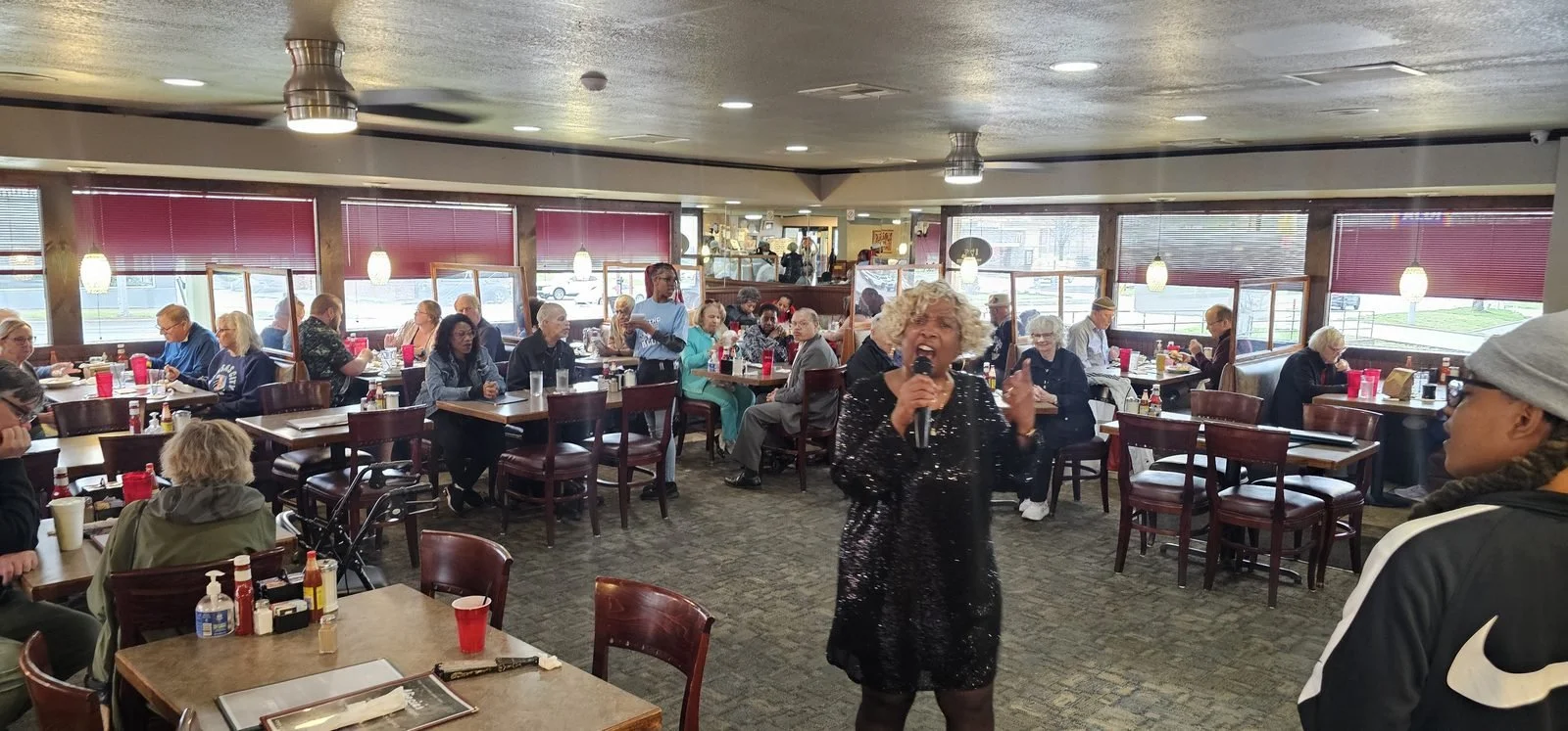 Guests fill Niecie’s dining room while a singer performs between the tables.