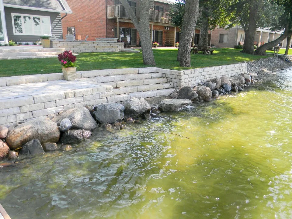 Kodah retaining wall at a lakehouse, holding a grade change along the waterfront