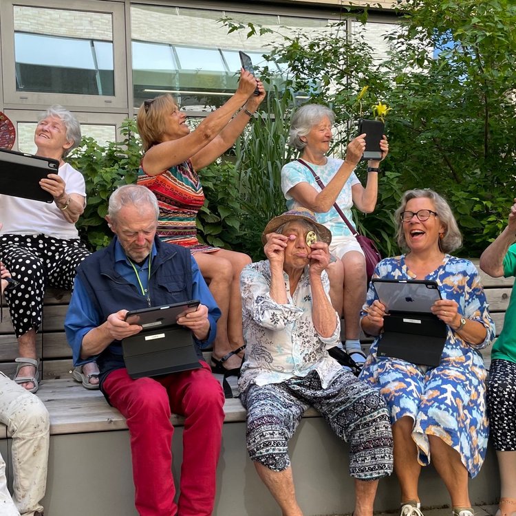 Gruppenbild der Teilnehmer:innen.