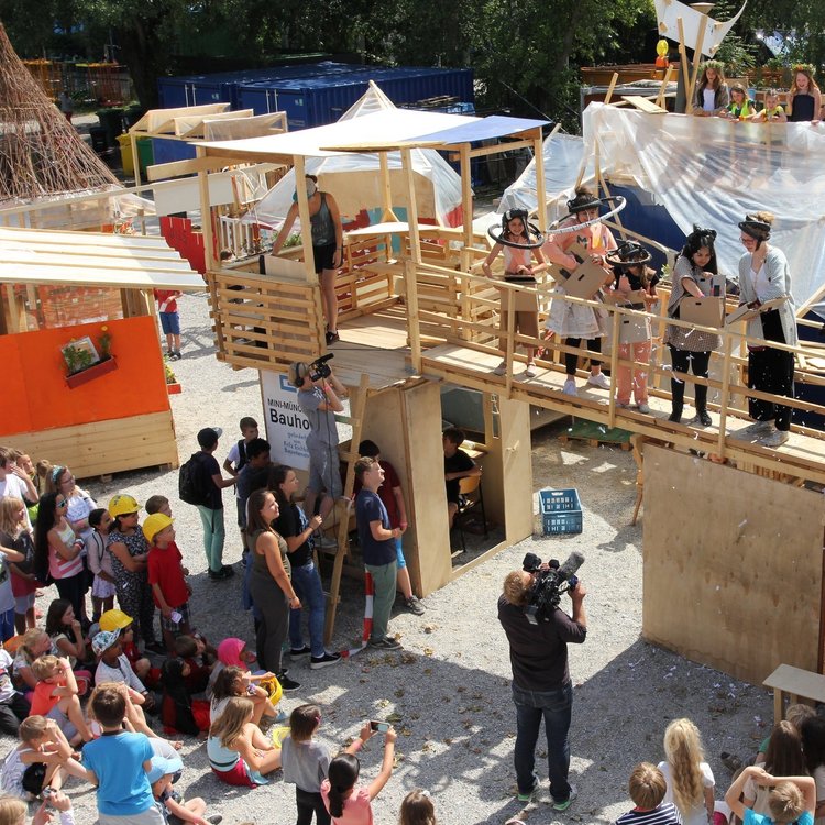 Illustration bekannter Münchner Gebäude vor gelbem Grund, im Vordergrund eine Hand im blauen Gummihandschuh.
"1. Münchner Müllmeisterschaft - Welches Viertel holt den Pokal?"