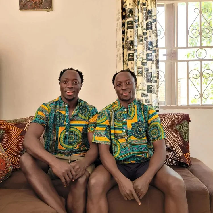 Peter Munda und Patrick Kasirye auf einem Sofa.