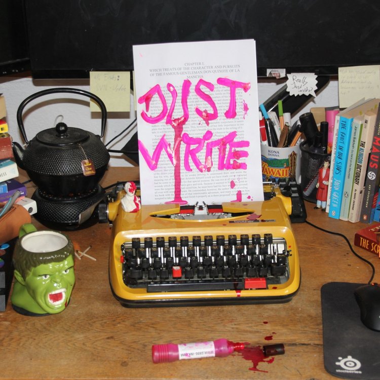 Schreibmaschine auf chaotischem Schreibtisch.