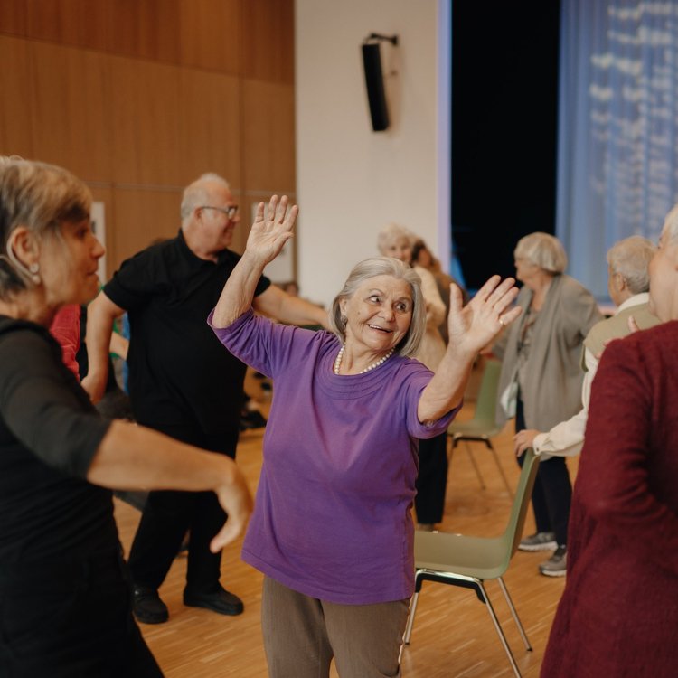 Tanzende Senior:innen.