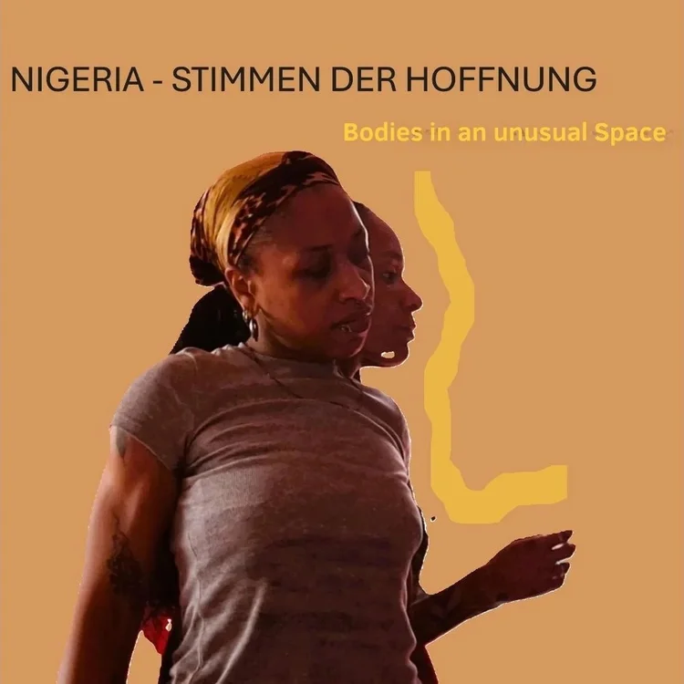 Foto einer Frau auf orangenem Hintergrund.