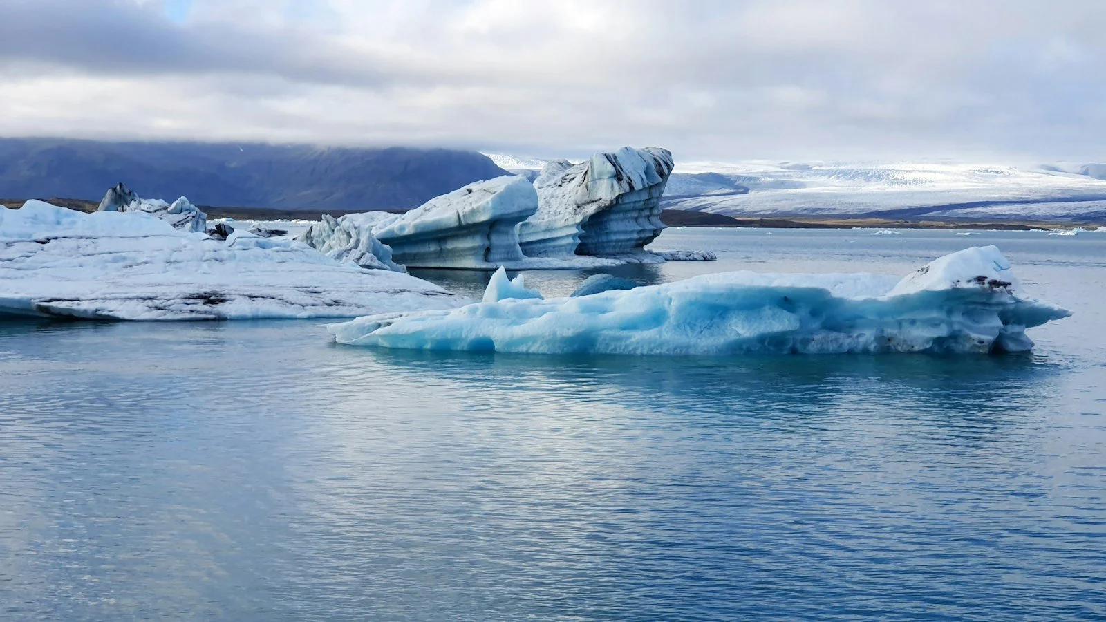 Icebergs floating in Jökulsárlón glacier lagoon