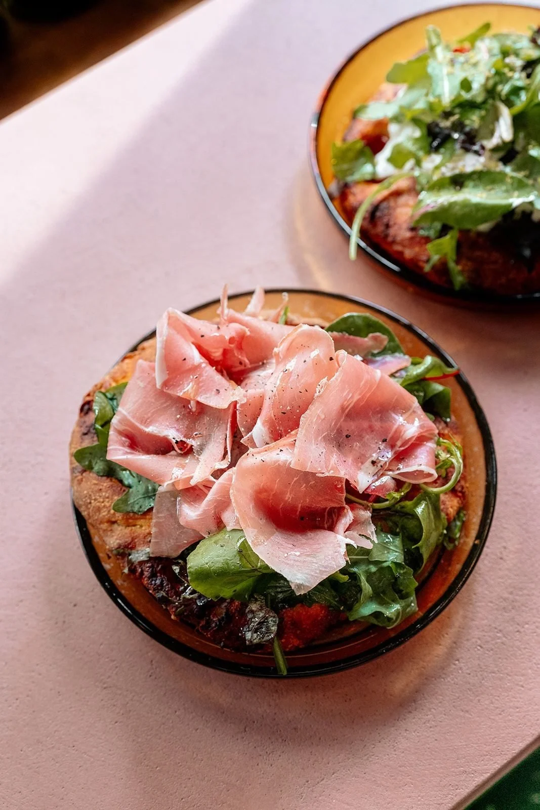Brunchgerecht met rauwe ham en rucola bij Win Gent