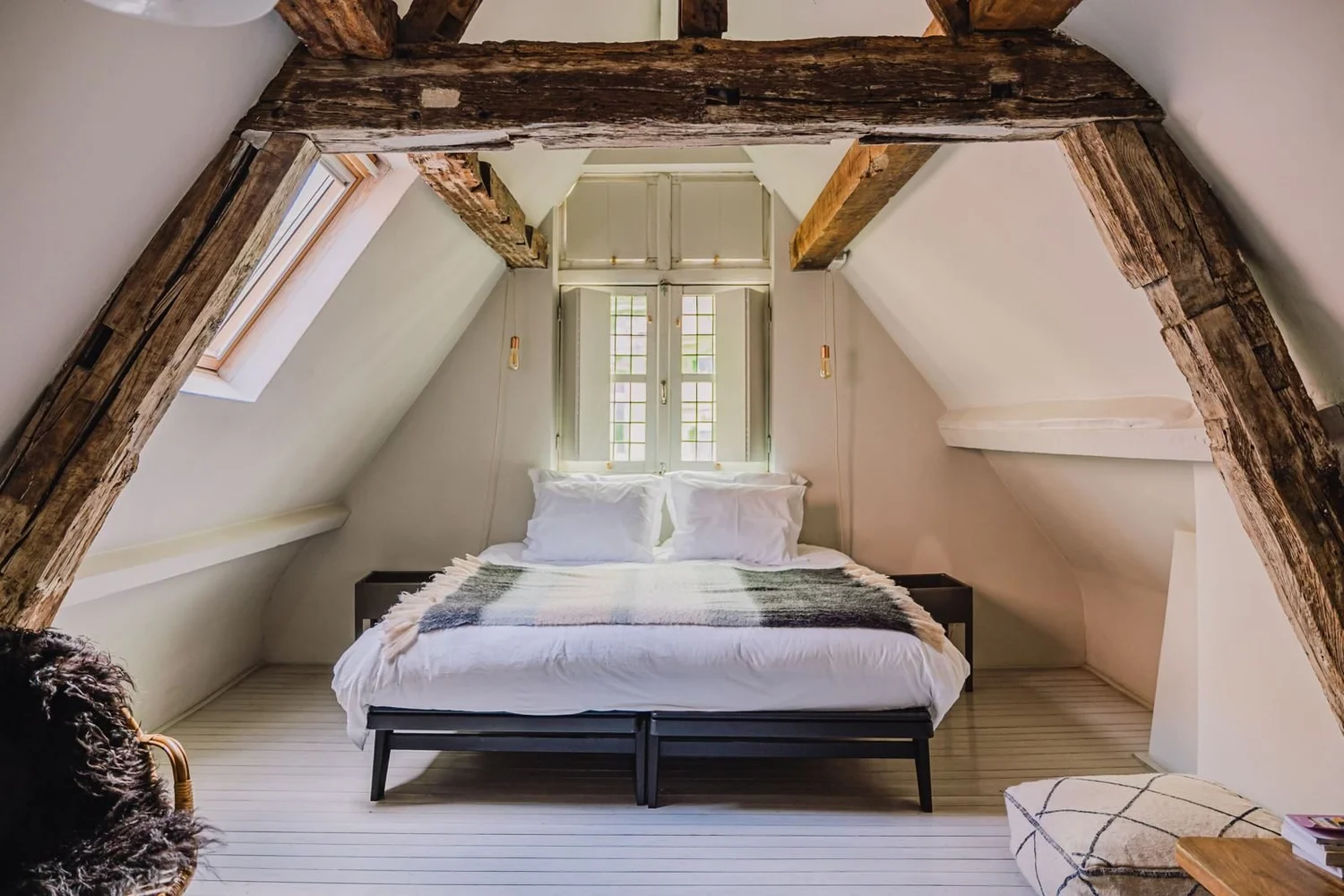 Zolderslaapkamer met oude houten spanten