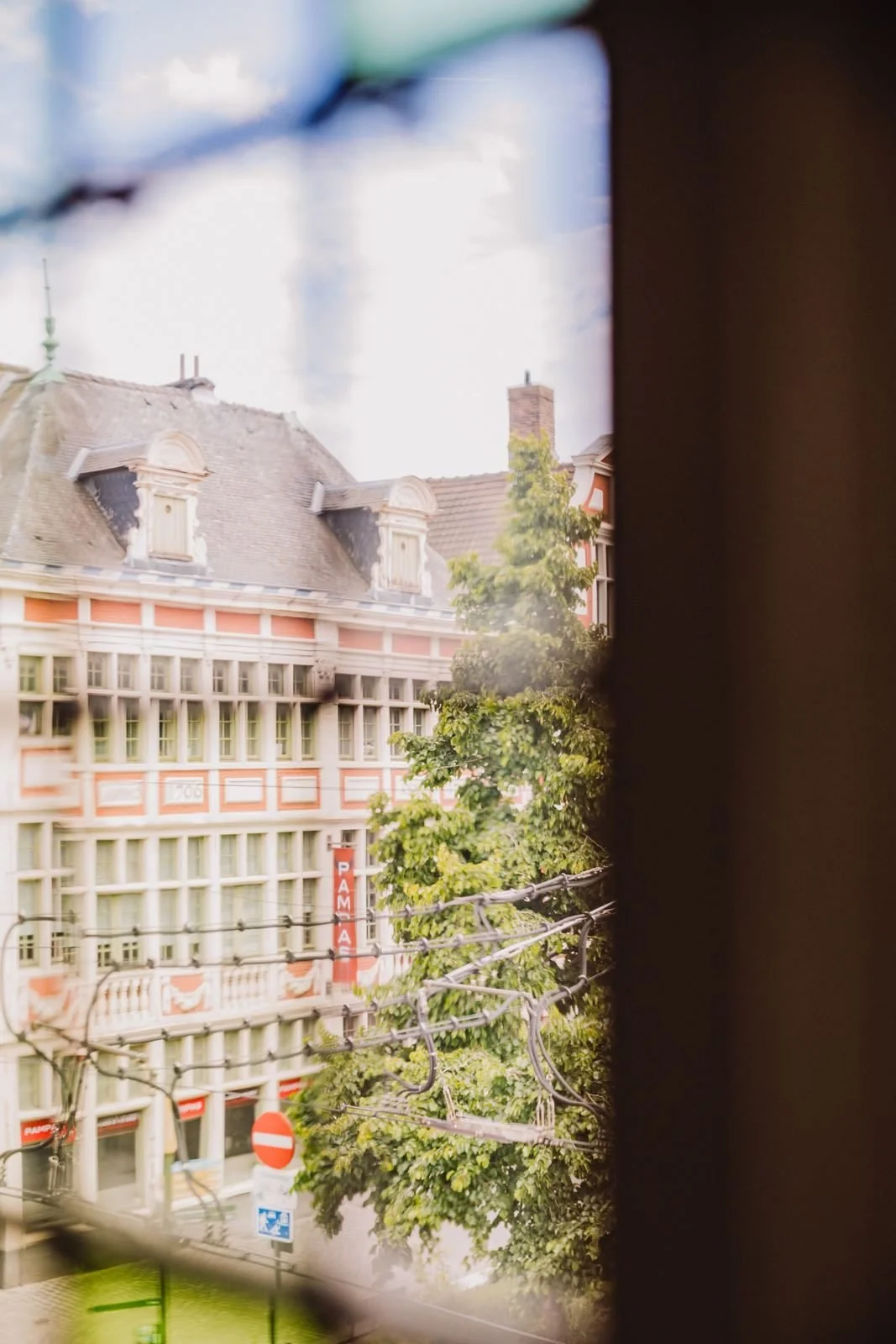 Zicht op Gentse gevels vanuit de kamer