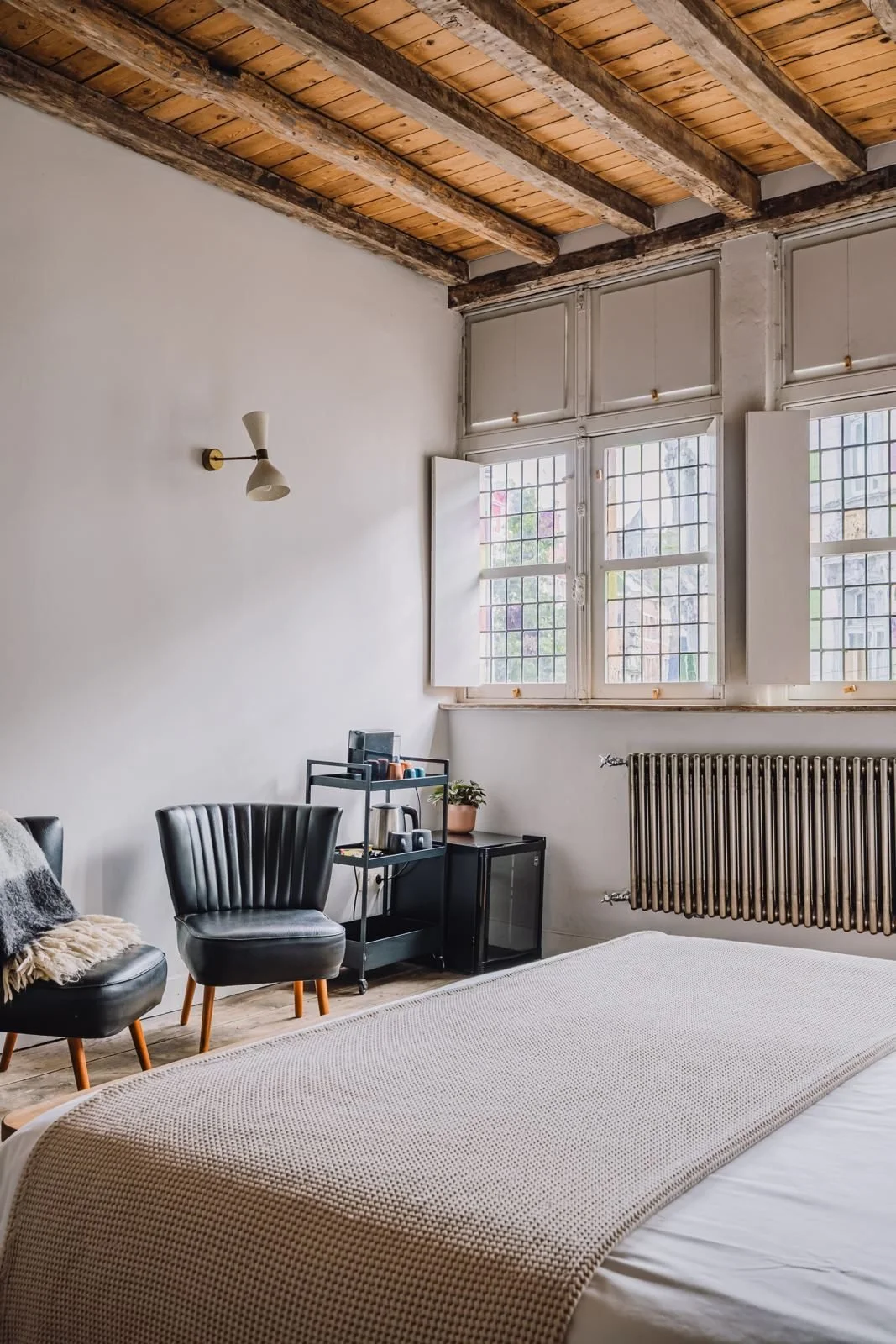 Slaapkamer van de suite met zithoek