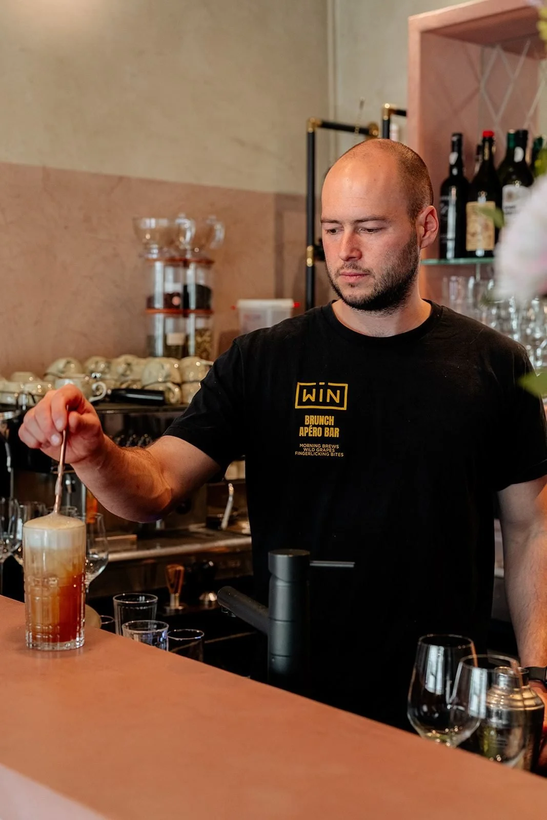 Bartender maakt een cocktail bij Win