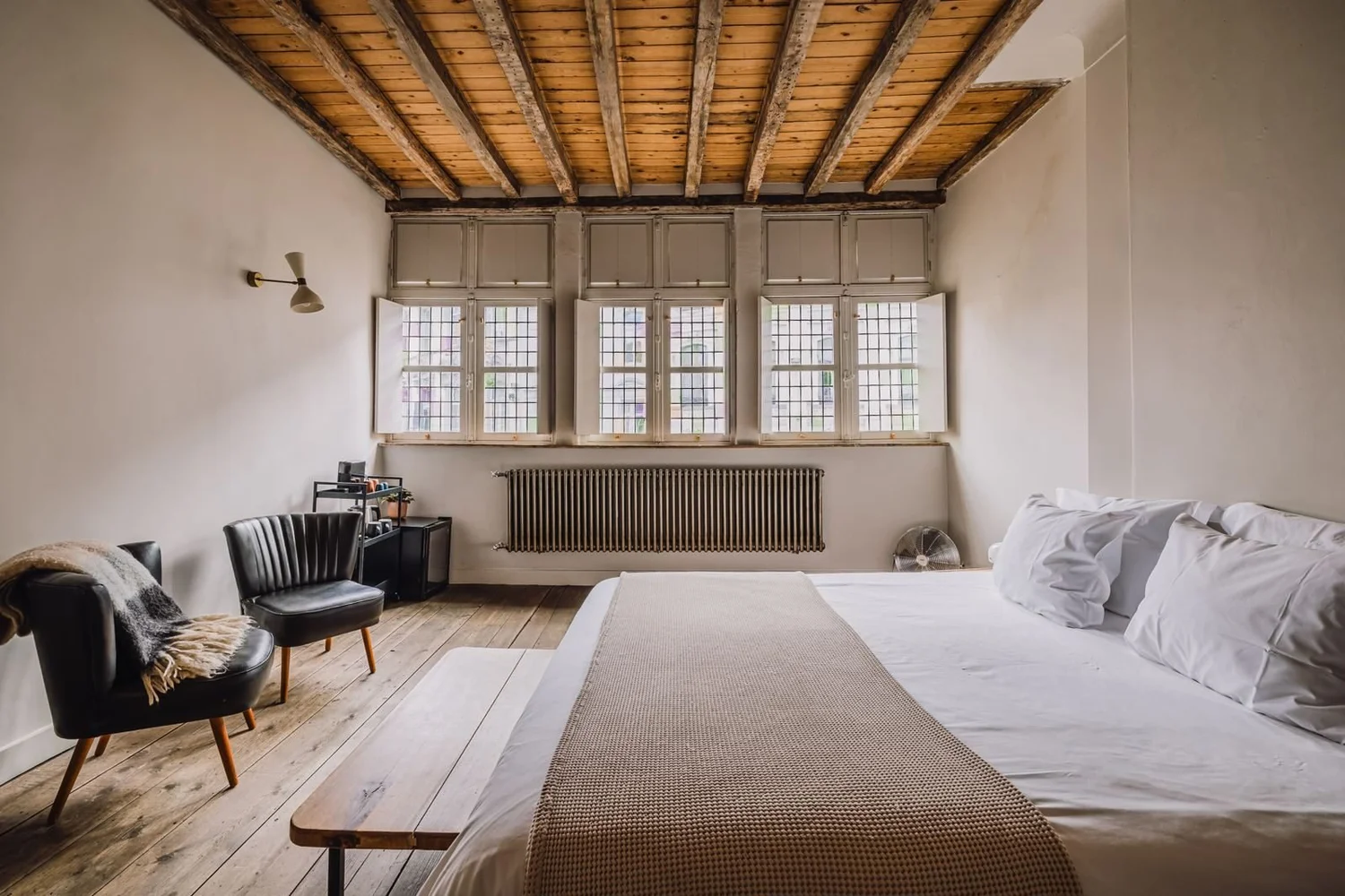 Suite met houten balkenplafond en glas-in-loodramen in B&B Gent centrum
