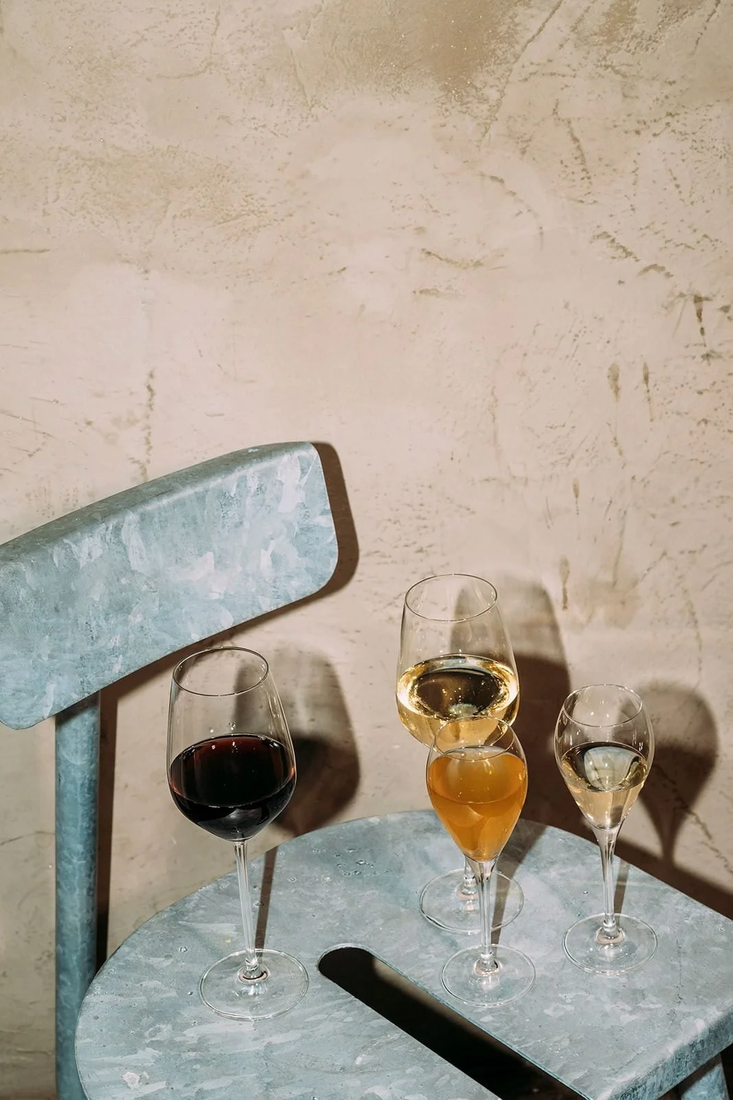 Drie glazen wijn klaar voor een tasting