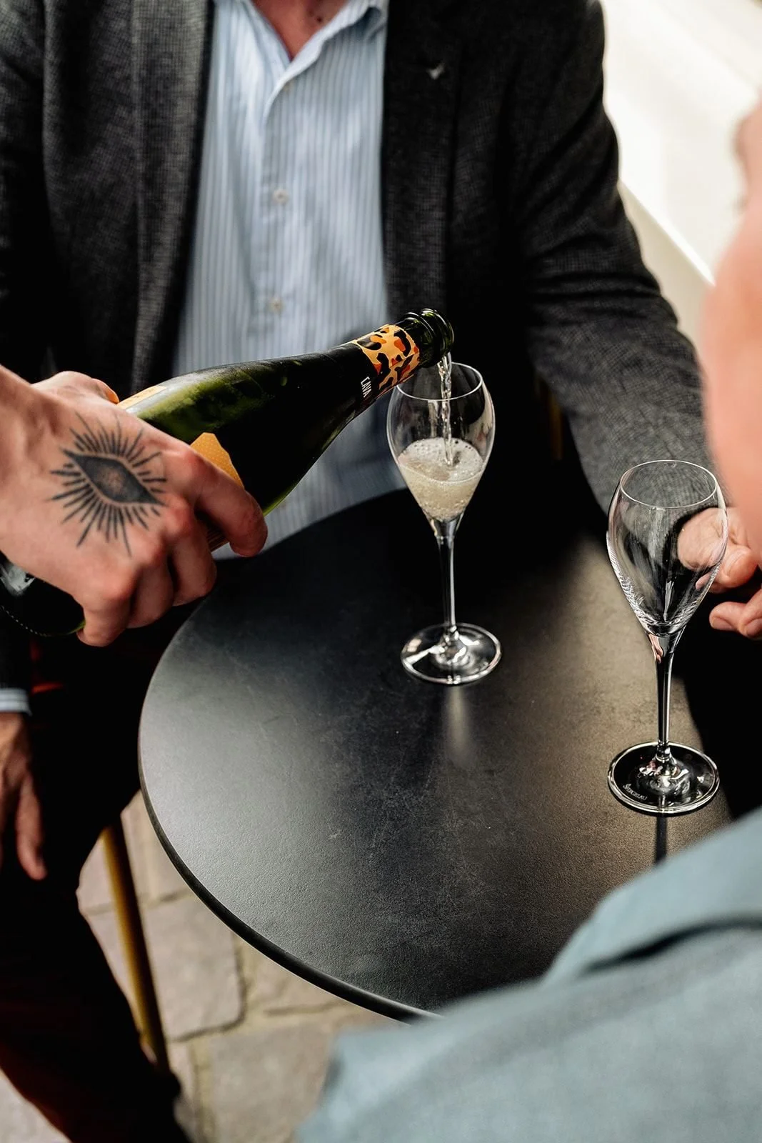 Bubbels worden ingeschonken bij de brunch in Gent