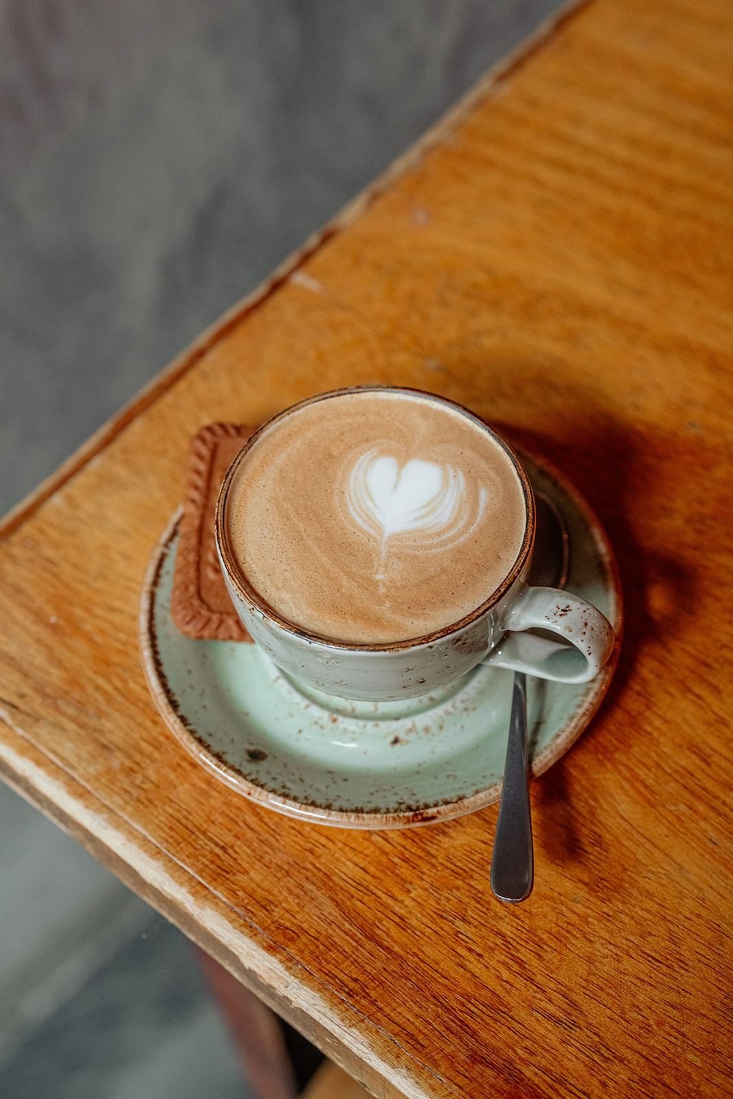 Cappuccino met latte art bij brunch in Gent