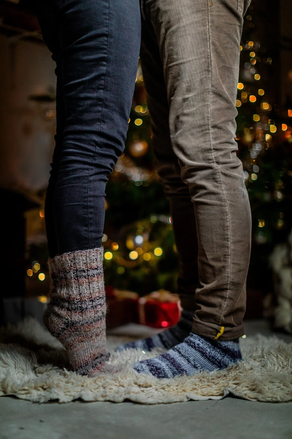 Gemütliche Stricksocken vor dem Weihnachtsbaum