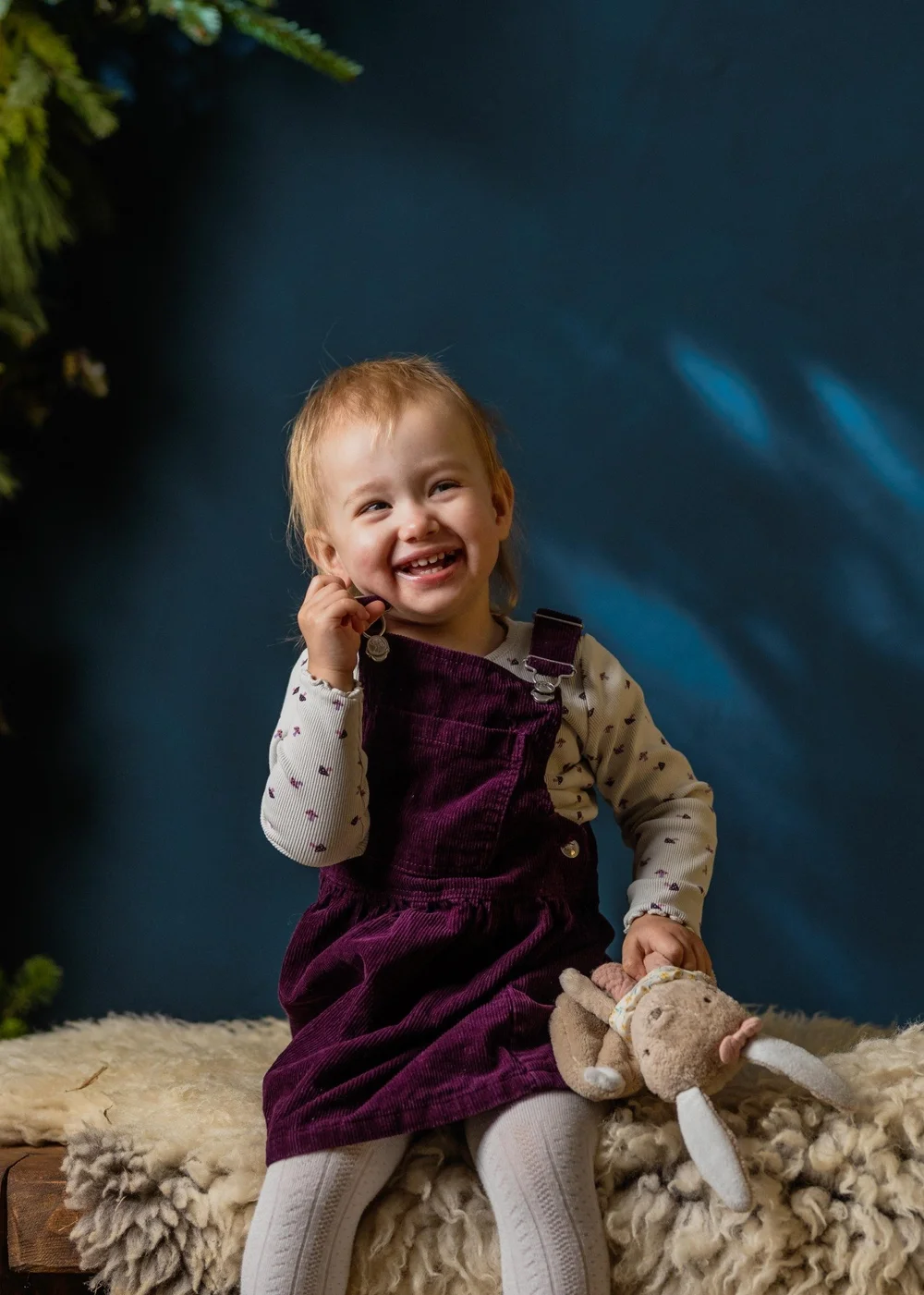 Kinderporträt vor blauem Hintergrund