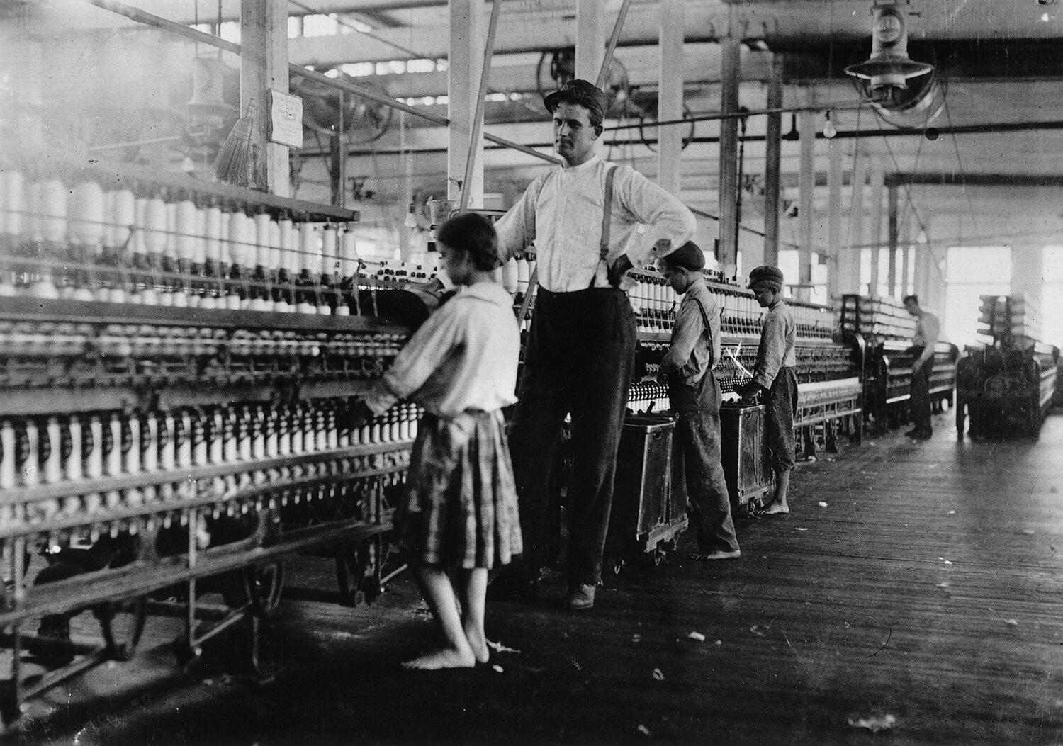 Сто лет тому назад дата выхода. Детский труд в США 20 век. Дети на фабриках 19 век Россия. Льюис Хайн девочка на ткацкой фабрике. Детский труд в США 1900 годы.