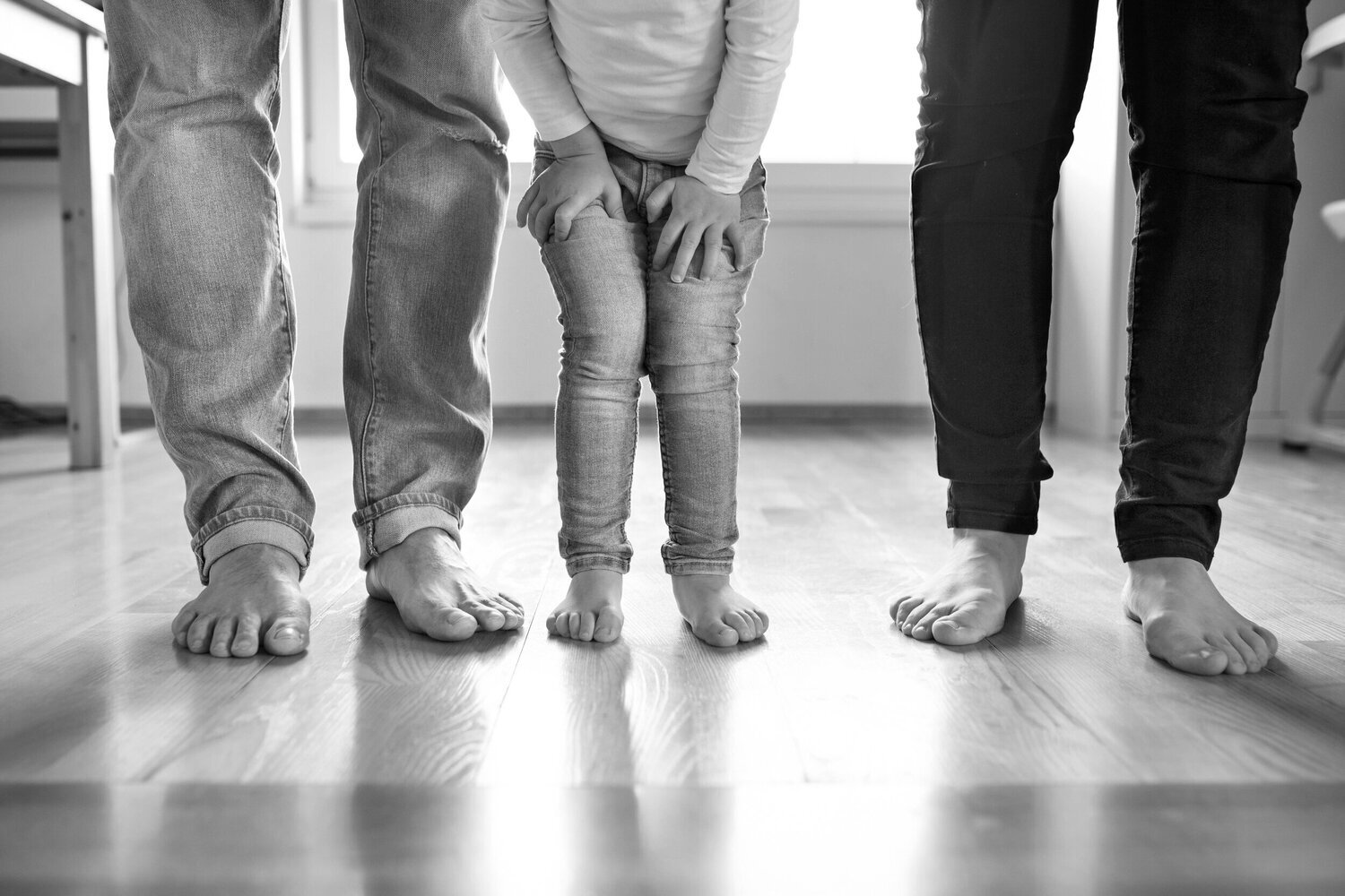 Family feet. Семья босиком. Босые ноги семьи. Босые ноги ребенка и мамы и папы. Отец и дочь босиком.