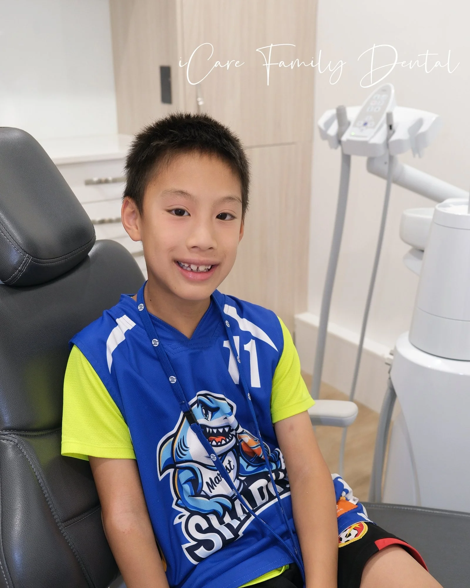 一名微笑的孩子坐在 iCare Family Dental 的牙椅上。
