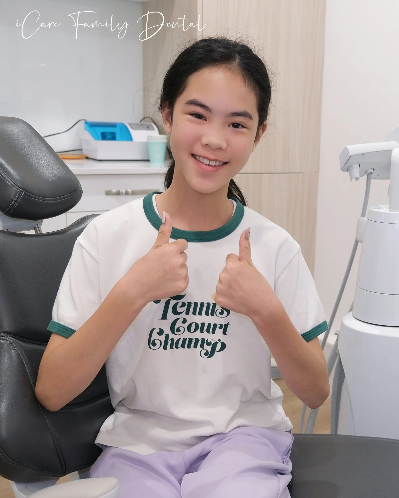 一名微笑的孩子在 iCare Family Dental 诊疗室里竖起两个大拇指。