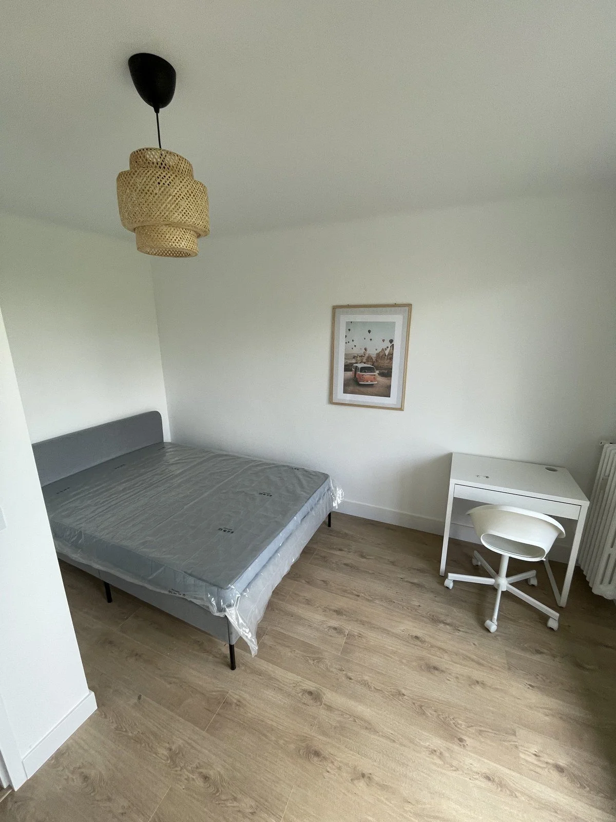 Chambre meublée d’une réalisation Start to Grow à Nantes, avec lit, bureau et rangements