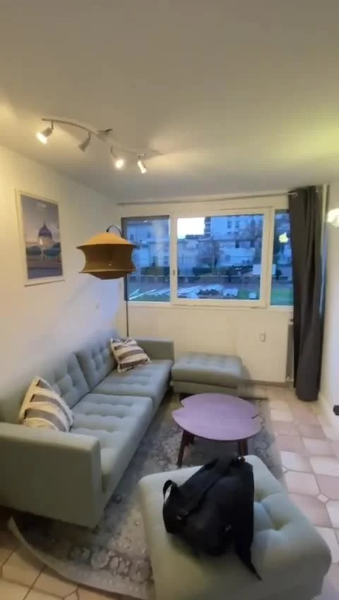 Séjour partagé d’une réalisation Start to Grow à Lyon, avec canapé d’angle et table basse