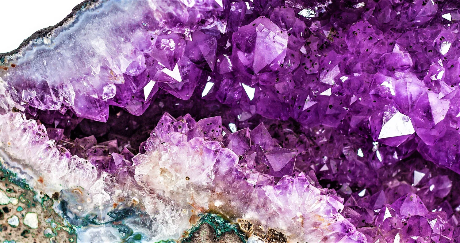 Друза кварца фиолетового. Камень аметист фиолетовый кварц. Аметист камень 2024. Камень аметист фиолетовый кварц. Аметист камень 2024.