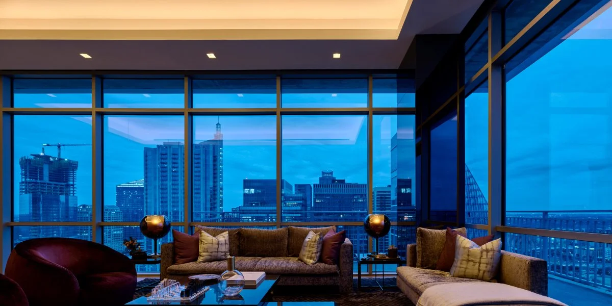 Lutron Ketra warm dusk evening light in the same luxury living room as the day shifts | VIP Smart Homes Seattle