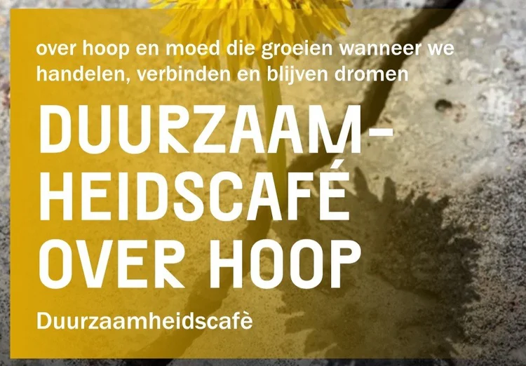 Poster waarop een deel van een paardenbloem te zien is die uit beton groeit. Over dit beeld heen is in witte letters te lezen: Duurzaamheidscafé over Hoop.