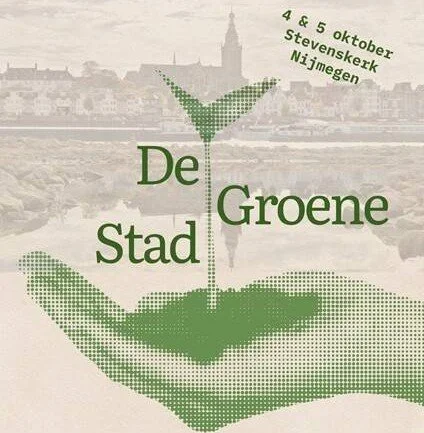 Poster in grijstinten van de skyline van Nijmegen met op de voorgrond een geopende groengetinte hand met daarop een zaailing.