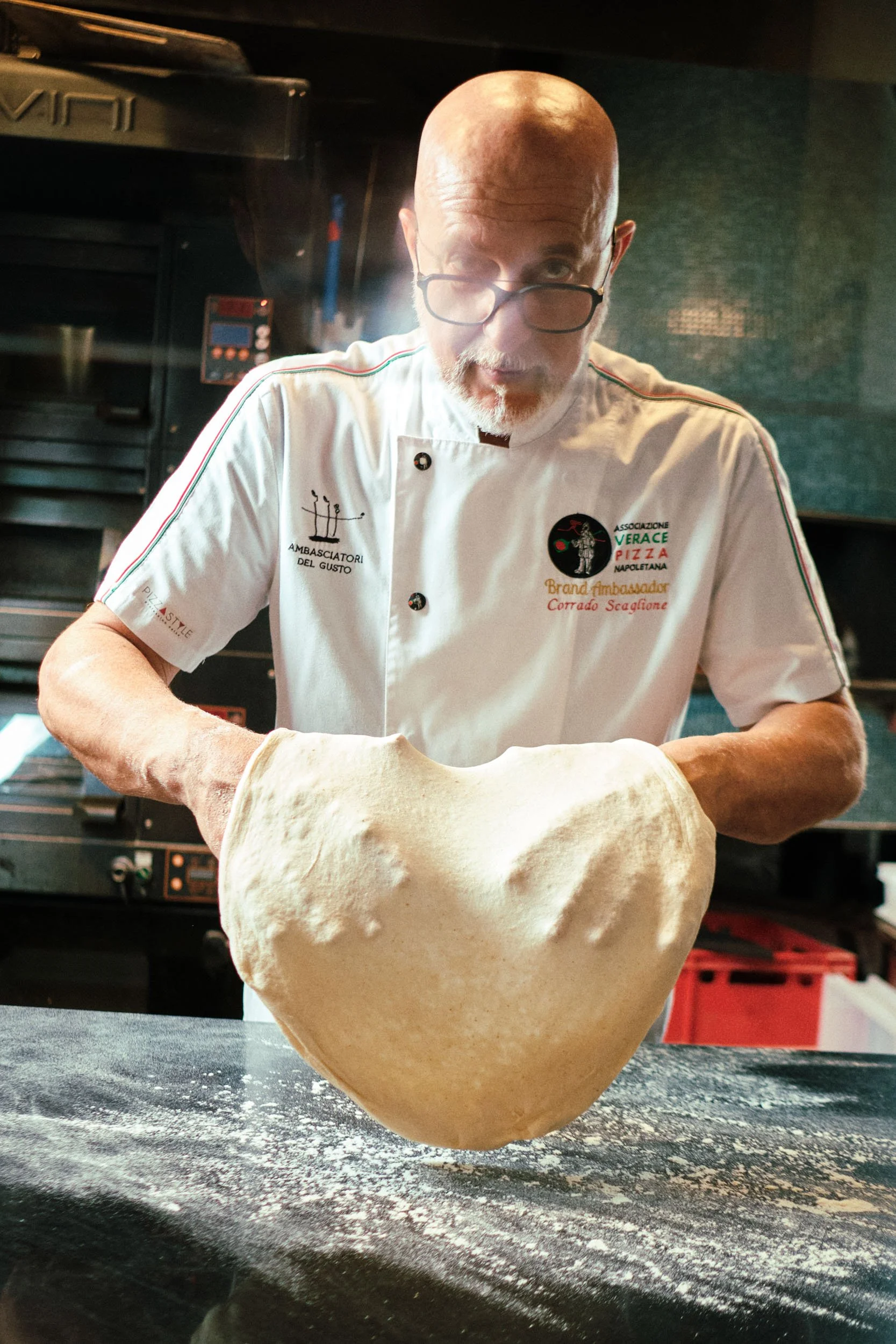 Chef prepara una pizza nel suo ristorante