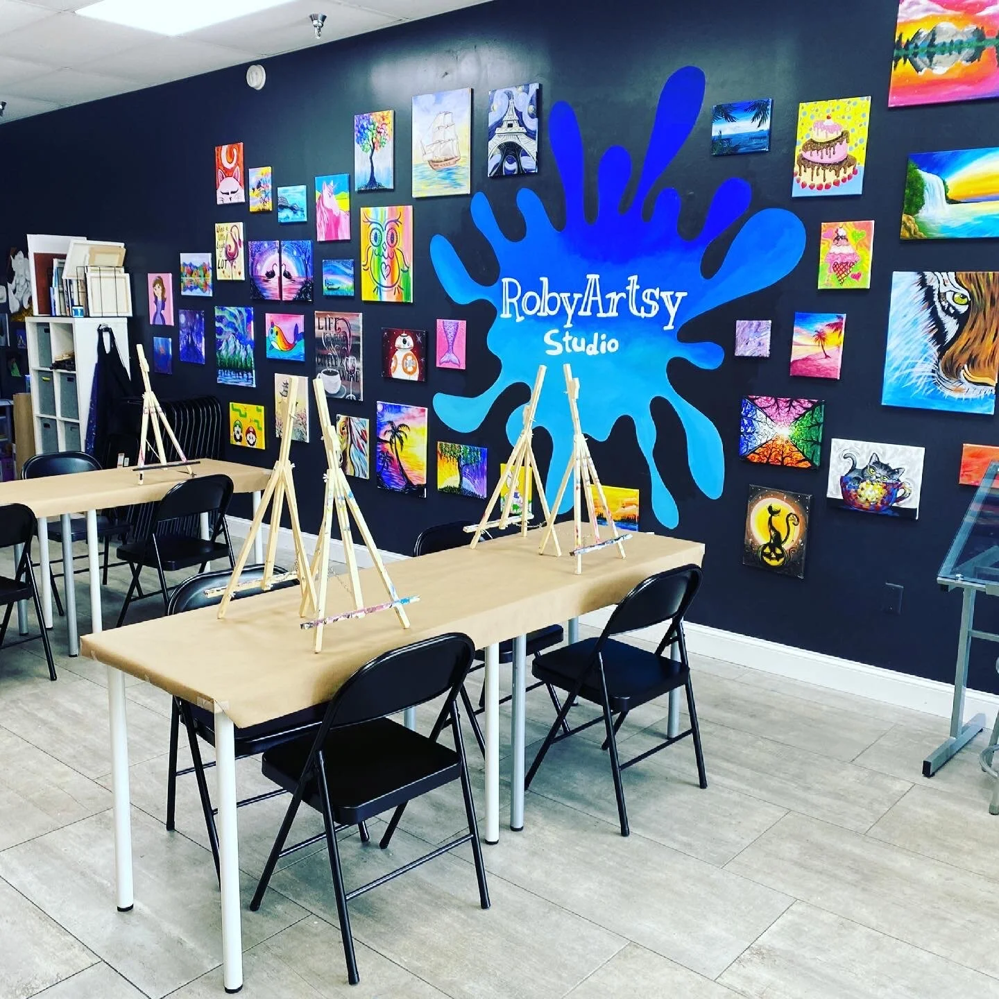 RobyArtsy Studio logo
