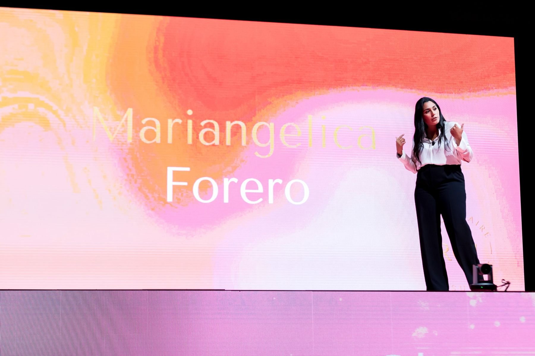Mariangelica on stage in front of a large LED screen