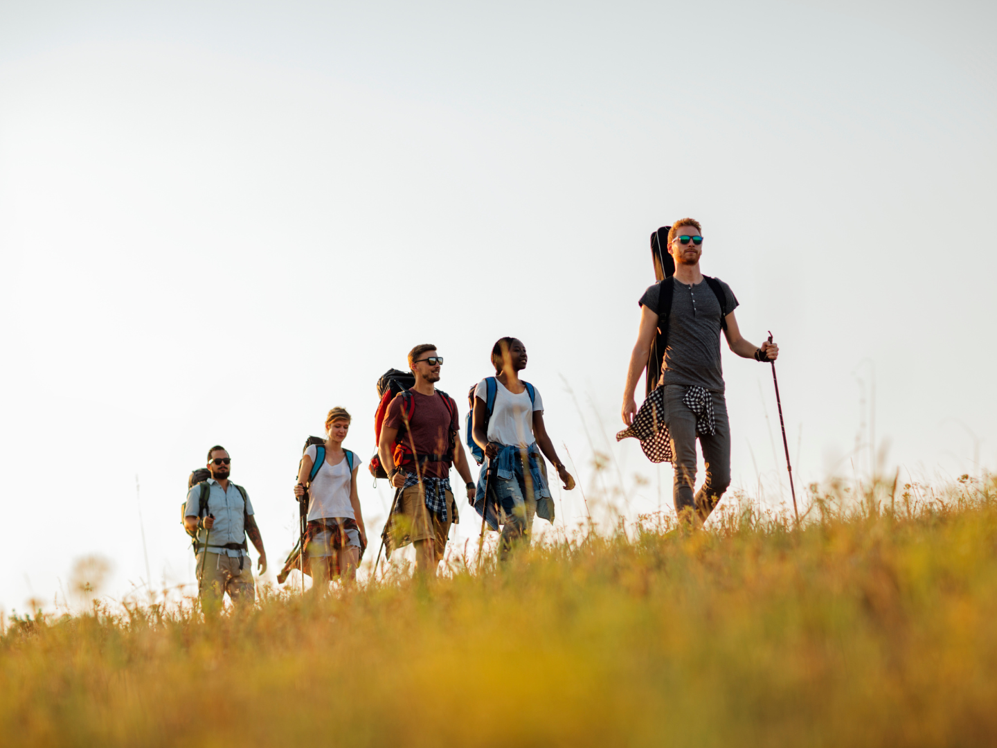 People hiking outdoors, representing improved mobility and activity after PRP treatment for joint and tendon pain