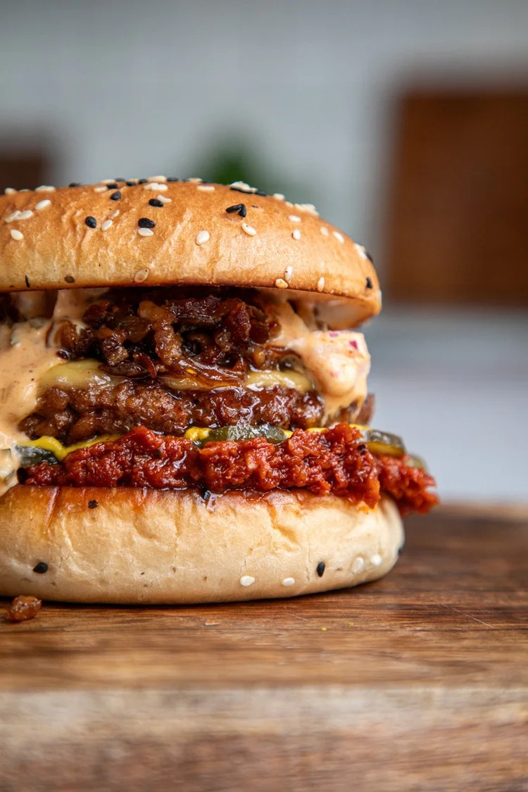 Bild på hamburgare med Korvbrödsbagarn i bakgrunden