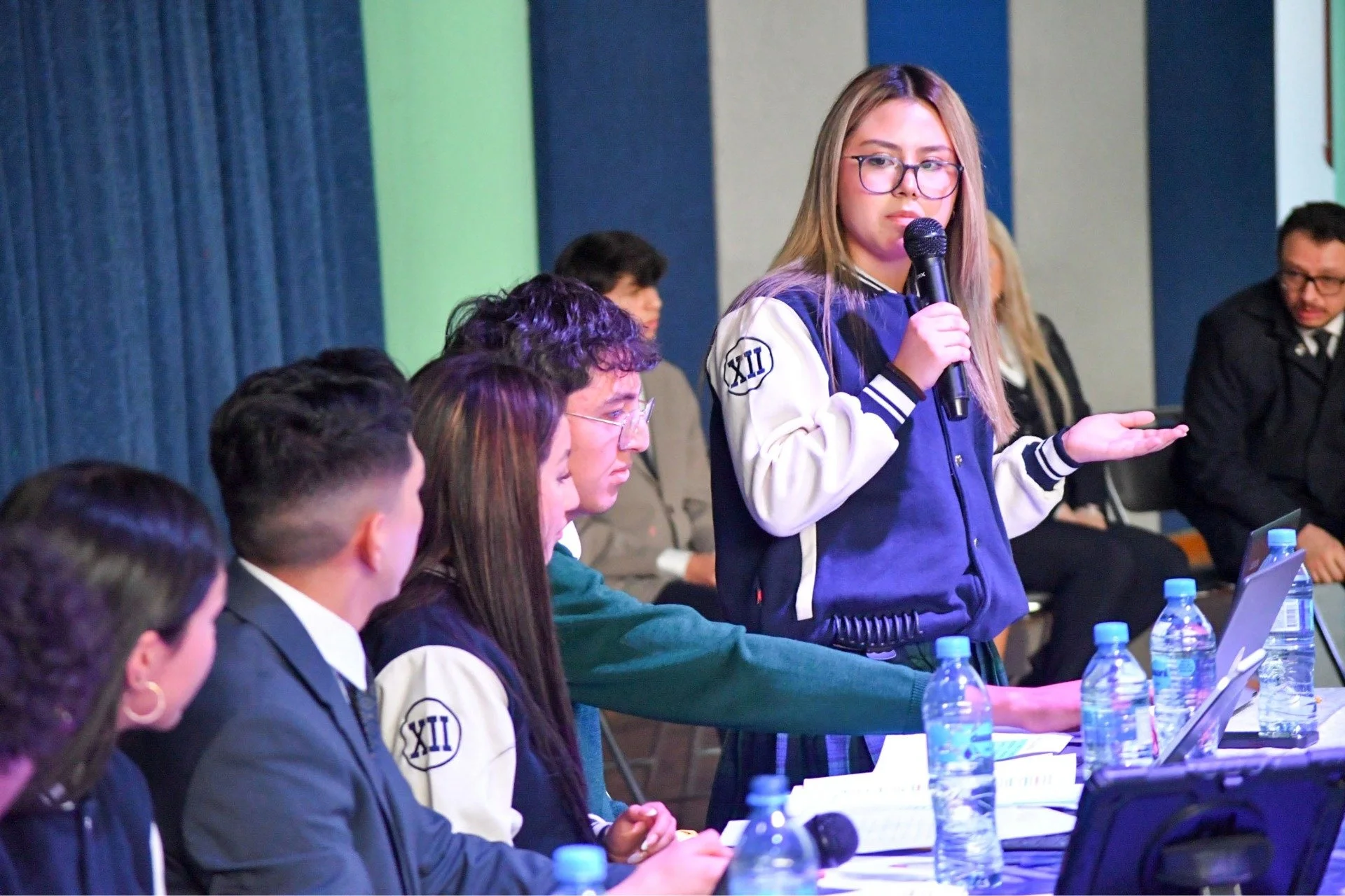 Estudiantes en clase de ciencias