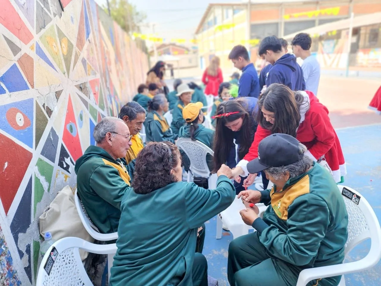 Estudiantes colaborando en proyecto IB