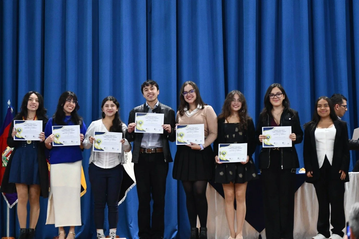 Estudiantes del Programa del Diploma IB trabajando en equipo